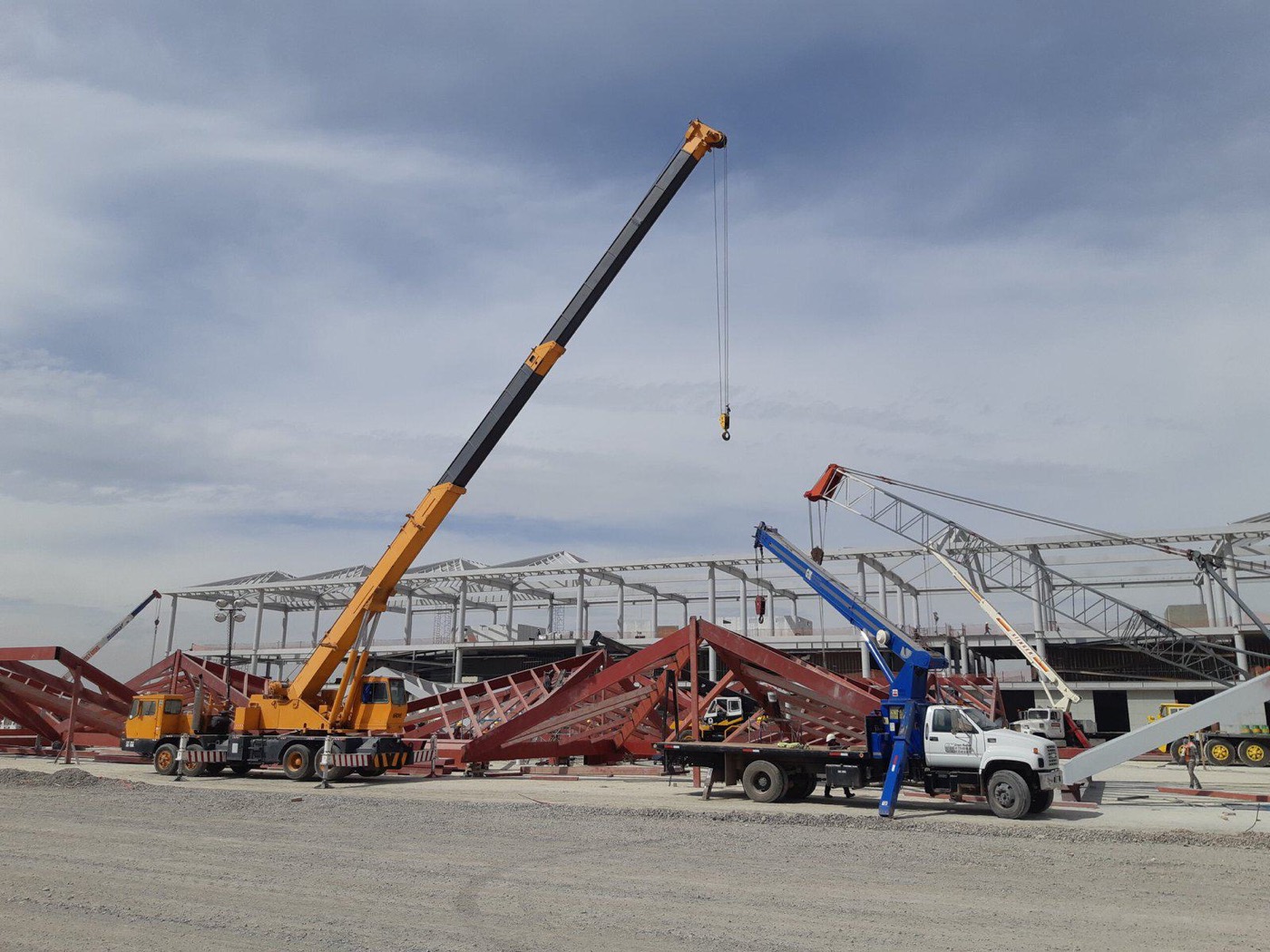 Montaje de estructura metálica de nave industrial en obra